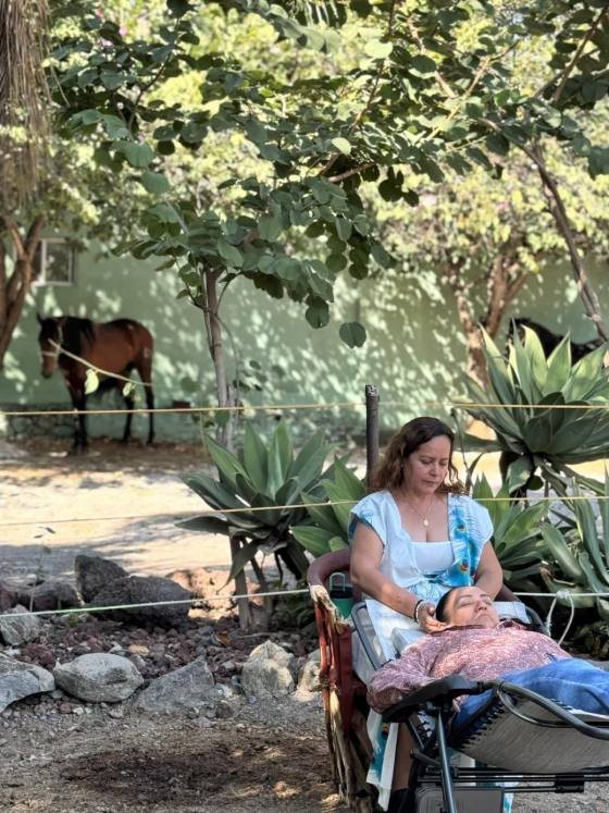 Sesión al aire libre bajo un árbol, con caballos cerca